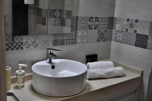 薩拉曼卡的住宿－III Apartamento junto a PLAZA MAYOR，浴室设有白色水槽和台面毛巾