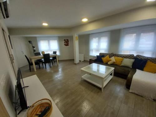 een woonkamer met een bank en een tafel bij III Apartamento junto a PLAZA MAYOR in Salamanca