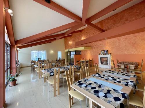 Vila Condor في بويانا براسوف: غرفة طعام فيها طاولات وكراسي