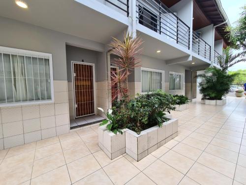 a house with a courtyard with plants in it at RESIDENCIAL COM CASAS DE 2 DORM - Praia Garopaba in Garopaba