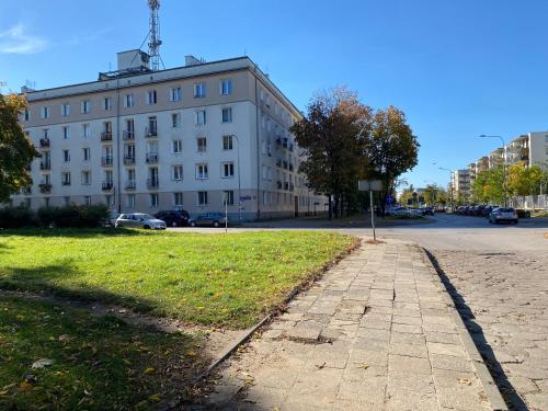 un gran edificio blanco frente a una calle en Kalimera - Greek life apartment, en Varsovia