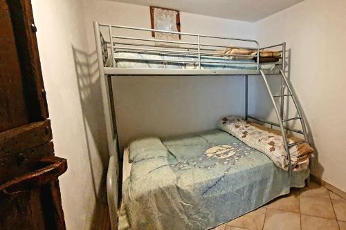 1 dormitorio con 1 litera en una habitación en Relais de Noël, en Nus