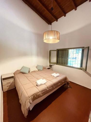 1 dormitorio con cama y ventana grande en Hermosa y amplia casa en la mejor ubicacion de Chacras, con piscina y jardin en Luján de Cuyo