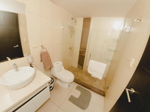 y baño con aseo, lavabo y ducha. en #2 Suite luxury - Puerto Santa Ana, en Guayaquil