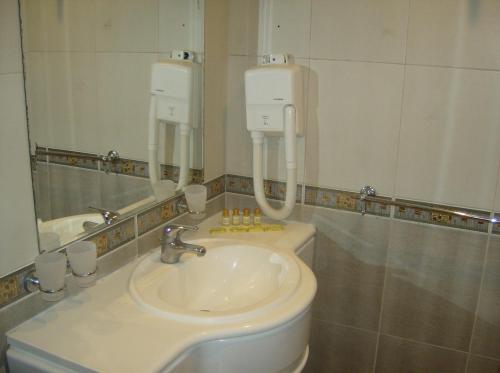 y baño con lavabo y espejo. en Apartment Icovi, en Varna