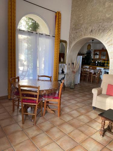 une salle à manger avec une table et des chaises dans une maison dans l'établissement Gîte Le Sirocco Meublé de tourisme 4 étoiles Le Moulin de Prédelles, à Reillanne