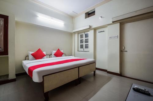 Ένα ή περισσότερα κρεβάτια σε δωμάτιο στο Super Hotel O Anand Hotel Jodhpur