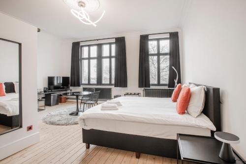 a bedroom with a bed and a desk in a room at Ribas Guestrooms in Bruges