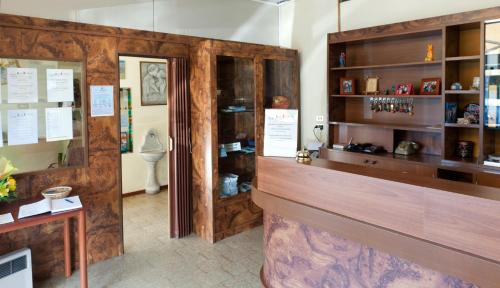 ペスキエーラ・デル・ガルダにあるAlbergo Marsariの部屋のカウンター付き店