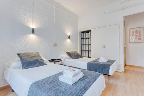 a bedroom with two beds with towels on them at HOSTAL BEDMATES in Barcelona