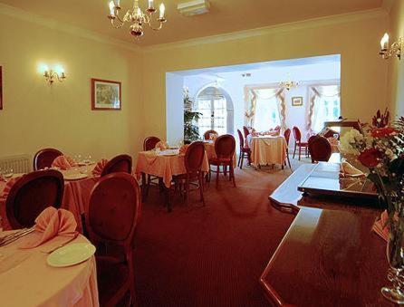 ein Esszimmer mit Tischen und Stühlen in einem Zimmer in der Unterkunft Brandon Lodge in Hereford