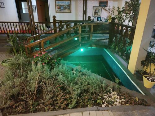 una piscina en medio de una casa en Suítes Corais, en Ubatuba