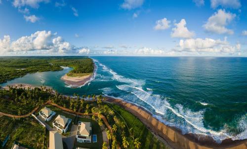 an aerial view of the beach and ocean at Ponta de Inhambupe Hotel Boutique & Spa by Slaviero Hoteis in Baixio