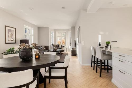 uma cozinha e sala de estar com mesa e cadeiras em Villa Bergen. Historic luxury near the city centre em Bergen
