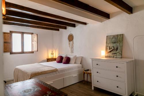 um quarto com uma cama com almofadas vermelhas em LAZURITE MASPALOMAS Apartamentos Sur Gran Canaria em El Tablero