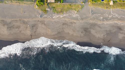 an aerial view of the ocean and a beach at Hotel Villas Lucciana in El Paredón Buena Vista