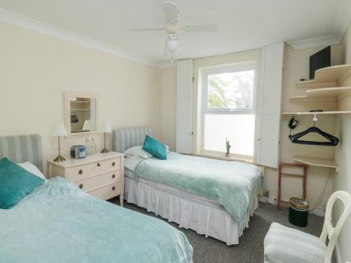 1 Schlafzimmer mit 2 Betten und einem Fenster in der Unterkunft The White House in Torquay