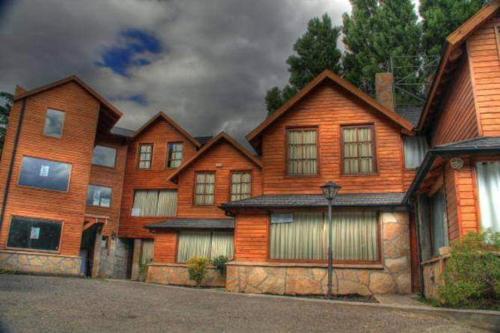 una gran casa de madera con muchas ventanas en Lago 5 en San Martín de los Andes