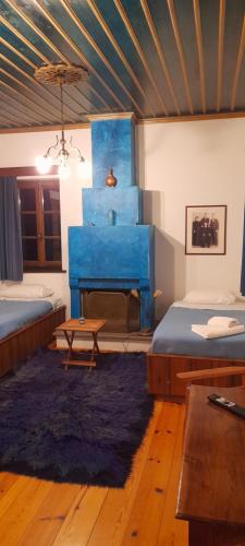 a room with two beds and a table in it at ΠΑΝΟΡΑΜΑ ΤΣΕΠΕΛΟΒΟΥ in Tsepelovo