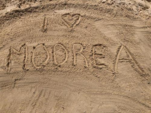 a drawing of the word moore in the sand at Location " la Pirogue " Maison d'Hôtes à Moorea in Haapiti