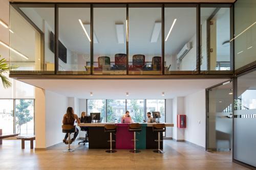 una habitación con gente sentada en una mesa en un edificio en ShortStays Santiago, en Santiago