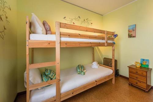 a bedroom with two bunk beds in a room at Sunset Apartment Vila Nova de Gaia in Vila Nova de Gaia