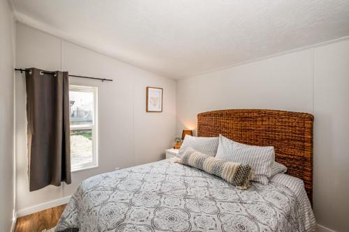 a bedroom with a large bed and a window at Renovated Bungalow Getaway in Philomath