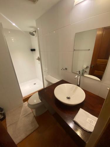 Ванная комната в Oasis Hotel