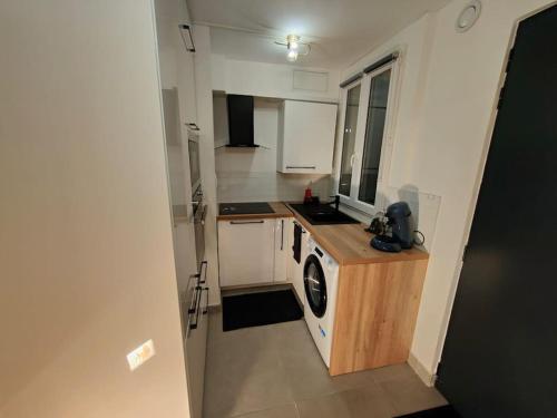 Kuchyňa alebo kuchynka v ubytovaní joli appartement au pied du Tramway