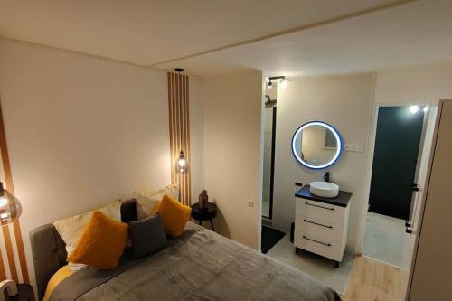 Posteľ alebo postele v izbe v ubytovaní joli appartement au pied du Tramway