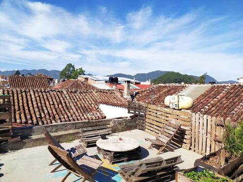 un patio con sedie e un tavolo e alcuni tetti di Hostal Posada Mi Casa a San Cristóbal de Las Casas