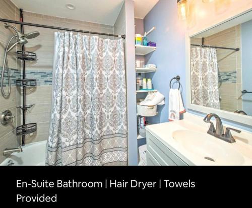 uma casa de banho com uma cortina de chuveiro e um lavatório em Debdorkdave Hospitality Services em Poughkeepsie
