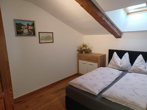 een slaapkamer met een bed en een dressoir bij kuglerhof in Dobbiaco