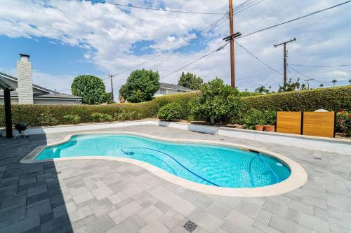 una piscina en medio de un patio en Private Pool Oasis/Disney 15mins /Disney+ HBO/Gym, en Placentia