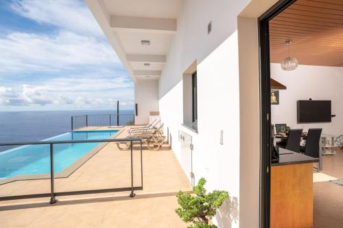 Bazén v ubytování Marina View Apartment - Pool & stunning ocean view nebo v jeho okolí