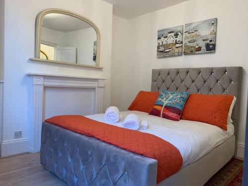 倫敦的住宿－A stunning 3 bedroom house，一间卧室配有一张带镜子的大床