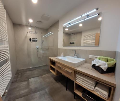 ein Bad mit einem Waschbecken und einer Dusche in der Unterkunft Ferienwohnung Schmiedhofer in Ellmau
