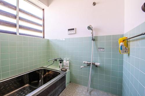 uma casa de banho com um lavatório e um chuveiro em GuestHouse YADOYA - Vacation STAY 08450v em Tokamachi