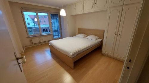 - une petite chambre avec un lit et une fenêtre dans l'établissement Willem One, à Malines