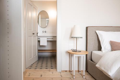 Ένα ή περισσότερα κρεβάτια σε δωμάτιο στο Smart Suites Kaltern - Apartments am Kalterer See