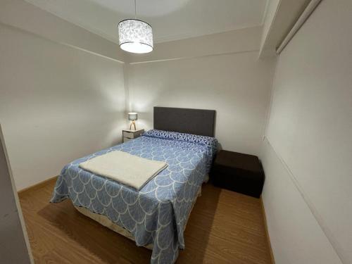 Habitación pequeña con cama con manta azul en Felipe Azar 1 en Mar del Plata