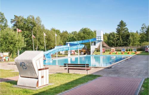 una piscina con un tobogán de agua en un parque en Amazing Apartment In Faberg-heidesee With Wifi, en Oberohe