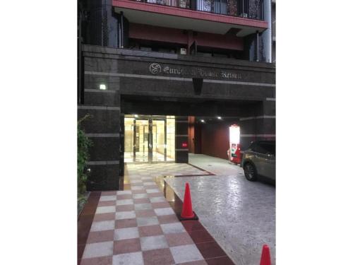 um parque de estacionamento com cones laranja em frente a um edifício em ＥＵＲＯＰＥＡＮ ＨＯＵＳＥ ＲＥＩＳＥＮ - Vacation STAY 10490v em Fukuoka