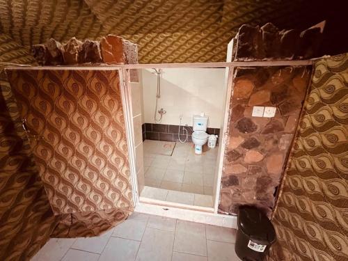 Baño sin terminar con aseo en una habitación en Wadi Rum Shooting Stars Camp, en Wadi Rum