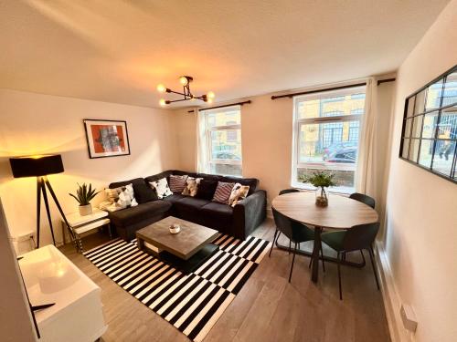 - un salon avec un canapé et une table dans l'établissement Modern apartment in Fulham, à Londres