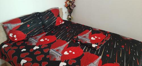 マンガリアにあるApartament Etaj 2 Strada Rozelorの黒い掛け布団に赤いハートをかけたベッド