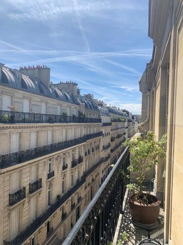 2 bedroom Luxury Eiffel Tower Apartment – Photos 2
