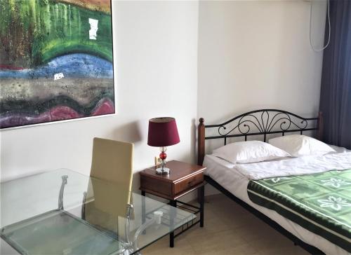 En eller flere senge i et værelse på Apartament Aheloy