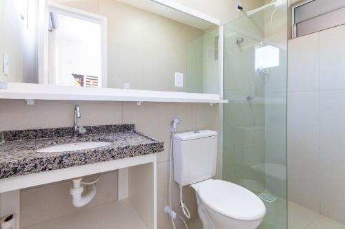 ein Bad mit einem WC, einem Waschbecken und einer Dusche in der Unterkunft Beach Townhouses #C5 - Aconchego por Carpediem in Aquiraz