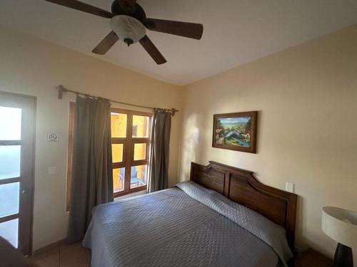 - une chambre avec un lit et un ventilateur de plafond dans l'établissement Hotel Plaza del Sol, à Malinalco